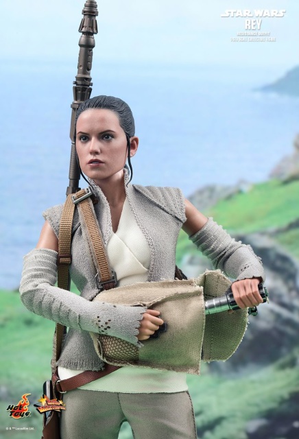 Hot Toys: Star Wars The Force Awakens – Rey Resistance Outfit